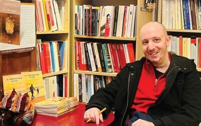 Γιαννης Μπρουζος με το βιβλιο